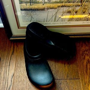 NWOT Crocs Mens Black Clogs Size 9, Women Size 11 Slip On Shoes Water Resistant